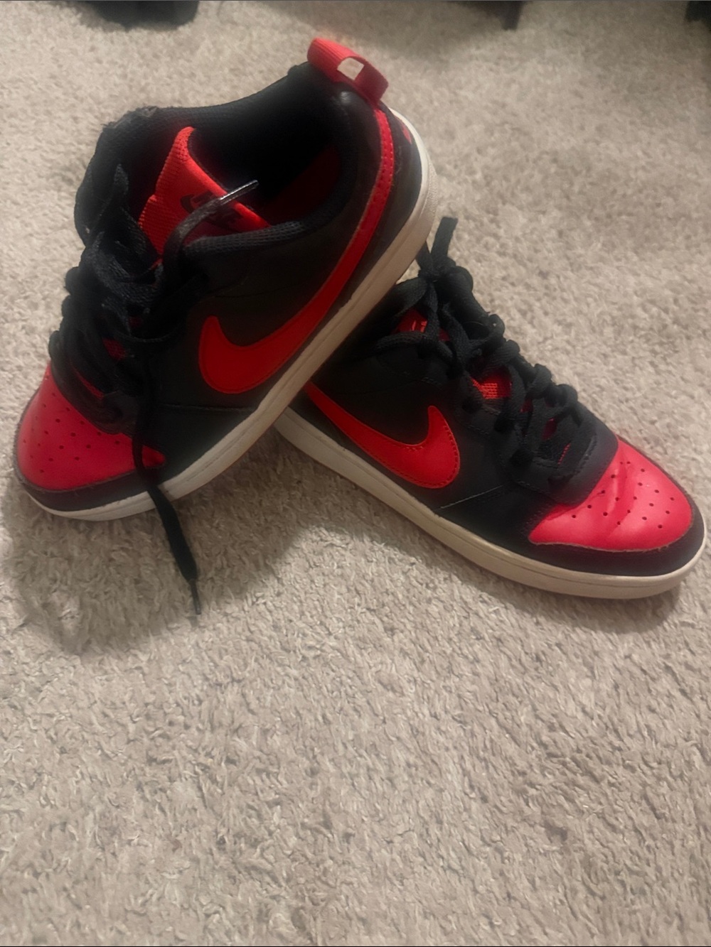 Nike Kids Black and Red Low-Top Sneakers